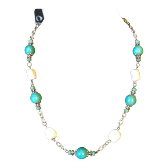 Handcrafted howlite and magnesite necklace - Picture 4 of 4